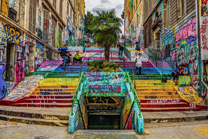 Konfiguration benutzen (Häuser, Straße, Treppen, Graffity, Sprayer, modern, abstrakt, Marseille, Fotografie, Wunschgröße, Wohnzimmer, Jugendzimmer, leuchtend, bunt)