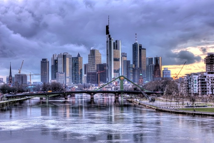 Hady Khandani, HDR - FRANKFURT SKYLINE AND MAIN RIVER ON A CLOUDY DAY - GERAMANY 3 (Skyline, moderne Architektur, Gebäude, Hochhäuser, Wolkenkratzer, Main, Fluss, Stadt, Frankfurt, Metropole, Mainufer, Fotografie, Wohnzimmer, Treppenhaus, Büro, Wunschgröße, bunt)