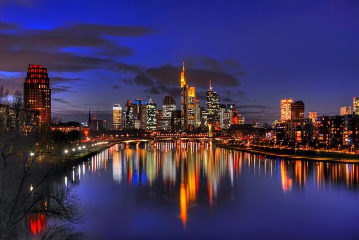 Hady Khandani, HDR - FRANKFURT SKYLINE MIRRORING IN MAIN RIVER BY NIGHT - GERMANY 1 (Skyline, moderne Architektur, Gebäude, Hochhäuser, Wolkenkratzer, Main, Fluss, Stadt, Frankfurt, Metropole,  Nachstszene, Beleuchtung, Spiegelungen, Fotokunst, Wohnzimmer, Treppenhaus, Büro, Wunschgröße, bunt)