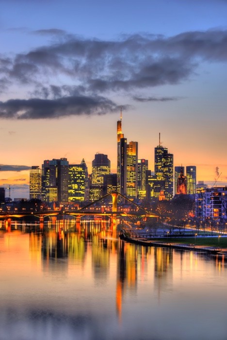 Hady Khandani, HDR - FRANKFURT SKYLINE MIRRORING IN MAIN RIVER DURING TWILIGHT - GERMANY 1 (Skyline, moderne Architektur, Gebäude, Hochhäuser, Wolkenkratzer, Main, Fluss, Stadt, Frankfurt, Metropole,  Dämmerung, Beleuchtung, Spiegelungen, Fotokunst, Wohnzimmer, Treppenhaus, Büro, Wunschgröße, bunt)