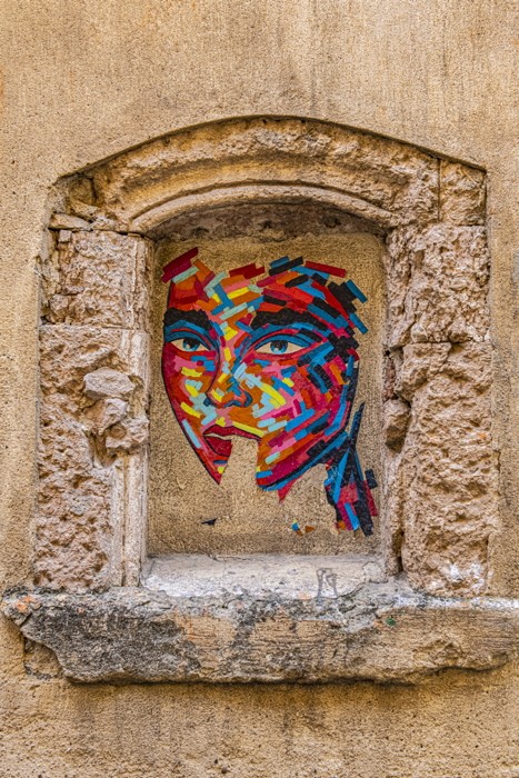 Konfiguration benutzen (Architektur, Nische, Votivnische, Graffity, Sprayer, Wandmalerei, Gesicht, Marseille, Fotografie, Wunschgröße, Wohnzimmer, Treppenhaus, bunt)