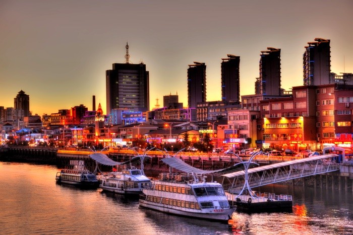 Hady Khandani, HDR - NIGHTLY WATERSIDE PROMENADE AT YALU RVER - DANDONG - CHINA 02 (Yalu, Promenade, Hafenpromenade, Fluss, Boote, Beleuchtung, Dämmerung, Dandong, China, Fotokunst, Wohnzimmer, Treppenhaus, Jugendzimmer, Wunschgröße, bunt)