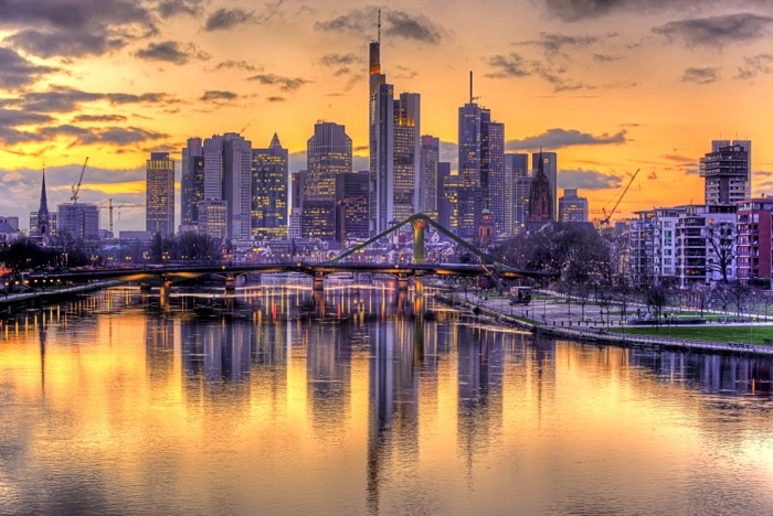 Hady Khandani, HDR - SKYLINE OF FRANKFURT DURING SUNSET - GERMANY 3 (Skyline, moderne Architektur, Gebäude, Hochhäuser, Wolkenkratzer, Main, Fluss, Stadt, Frankfurt, Metropole,  Dämmerung, Beleuchtung, Spiegelungen, Fotokunst, Wohnzimmer, Treppenhaus, Büro, Wunschgröße, bunt)