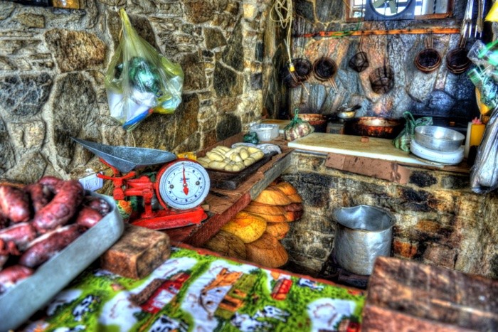 Hady Khandani, HDR - SMALL KITCHEN IN A VENEZUELAN RESTAURANT 2