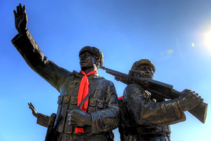 Hady Khandani, HDR - SOLDIER MONUMENT AT YALU RIVER - DADONG - CHINA 3 (Monument, Soldaten, Denkmal, Kriegsdenkmal, Yalu, Fluss, Dandong, China, Fotokunst, Wohnzimmer, Treppenhaus, Jugendzimmer, Wunschgröße, bunt)