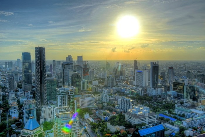 Hady Khandani, HDR - SUNSET OVER BANGKOK 01 (Bangkok, Metropole, Skyline, Wolkenkratzer, Hochhäuser, Sonnenuntergang, Dämmerlicht, Stadt, Hauptstadt, Horizont, Fotografie, Wohnzimmer, Treppenhaus, Wunschgröße, bunt)