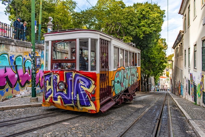 Konfiguration benutzen (Straßenbahn, Schienen, Häuser, Lissabon, Städte, Graffitiy, Fotografie, Wunschgröße, Treppenhaus, Wohnzimmer, bunt)