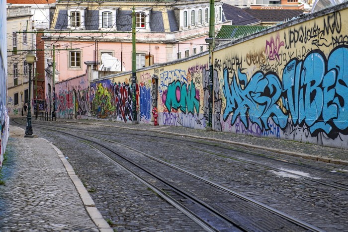 Konfiguration benutzen (Straßenbahn, Schienen, Häuser, Lissabon, Städte, Graffitiy, Fotografie, Wunschgröße, Treppenhaus, Wohnzimmer, bunt)
