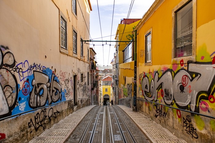 Konfiguration benutzen (Straßenbahn, Schienen, Häuser, Lissabon, Städte, Graffitiy, Fotografie, Wunschgröße, Treppenhaus, Wohnzimmer, bunt)