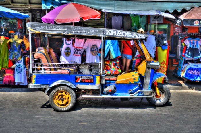 Hady Khandani, HDR - TUK TUK ON KHAO SAN ROAD - BANGKOK  (Tuk Tuk, Gefährt, Dreirad, Autorikscha, Fotokunst, Treppenhaus, Wohnzimmer,  Wunschgröße,  bunt)