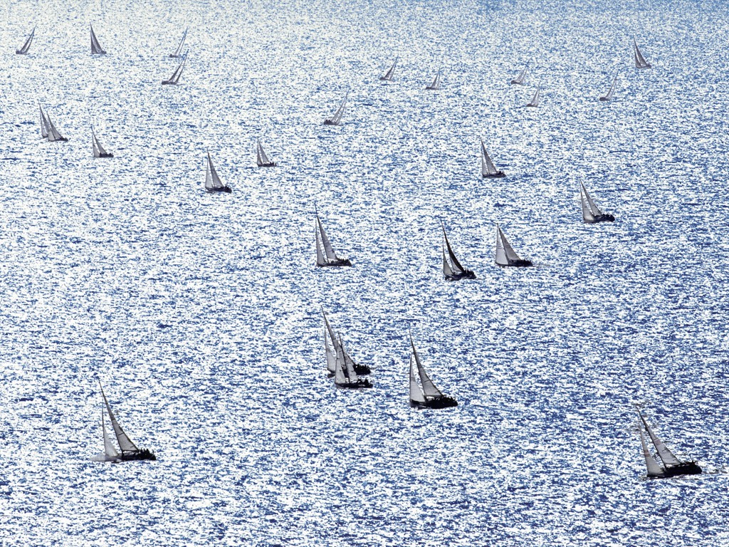 Heinrich Hecht, Crossing (Segelboote, Meeresbrise, maritim, Meer, Glitzern, Vogelperspektive, Luftbild,   Fotografie, Badezimmer, Treppenhaus, bunt)