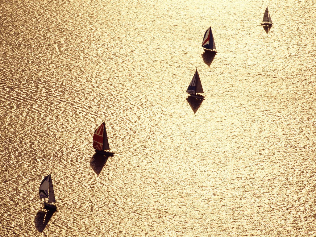 Heinrich Hecht, Silence Is Golden (Segelboote, Meeresbrise, maritim, Meer, Sonnenuntergang, Vogelperspektive, Luftbild,   Fotografie, Badezimmer, Treppenhaus, bunt)