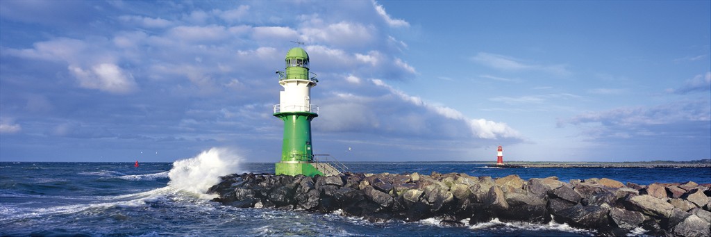 Heinrich Hecht, Grün-Rot (Meer, Wellen, Leuchtturm,  maritim, Meeresbrise,  Badezimmer, Treppenhaus, Wohnzimmer, Fotokunst, bunt)