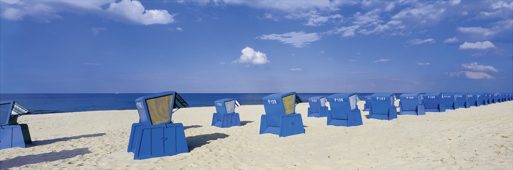 Heinrich Hecht, Körbekette (Strand, Meer, Strandkörbe, Sommer, Sandstrand, Urlaub, maritim, Meeresbrise, Badezimmer, Treppenhaus, Wohnzimmer, Fotografie, bunt)