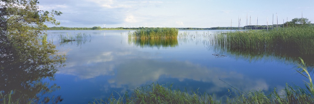 Heinrich Hecht, Der See (See, Idylle, Reflexionen, Stille, Stimmung, Natur, Landschaft, Wohnzimmer, Treppenhaus, Fotokunst, bunt)