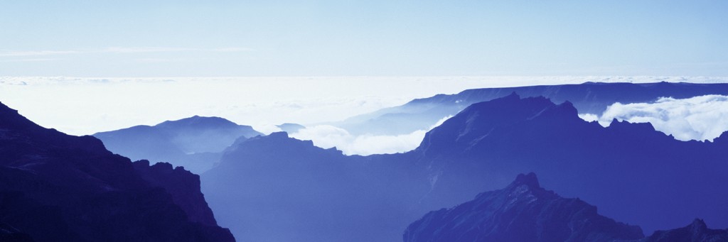 Heinrich Hecht, Über den Wolken (Alpen, Berge, Gipfel, Dunst, Stimmung,  Landschaft, Wohnzimmer, Treppenhaus, Fotokunst, grau/blau)