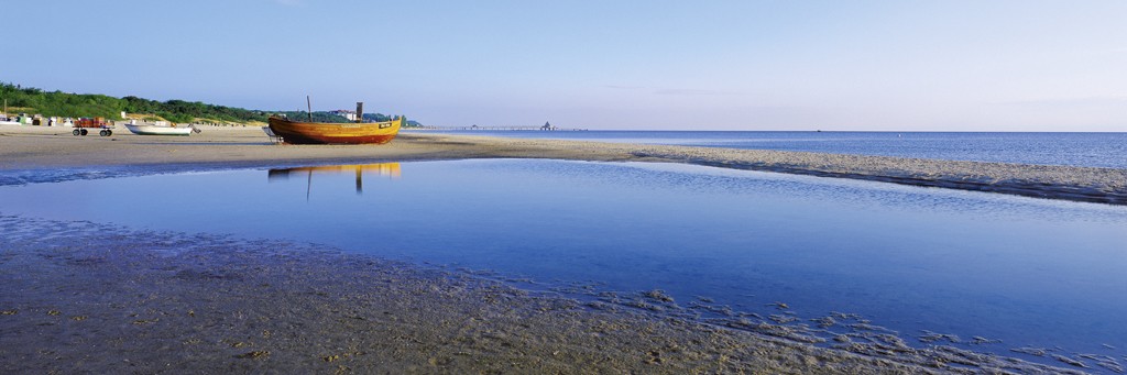 Heinrich Hecht, Fischerboote (Strand, Meer, Fischerboot, Sommer, Sandstrand, maritim, Meeresbrise, Badezimmer, Treppenhaus, Wohnzimmer, Fotografie, bunt)