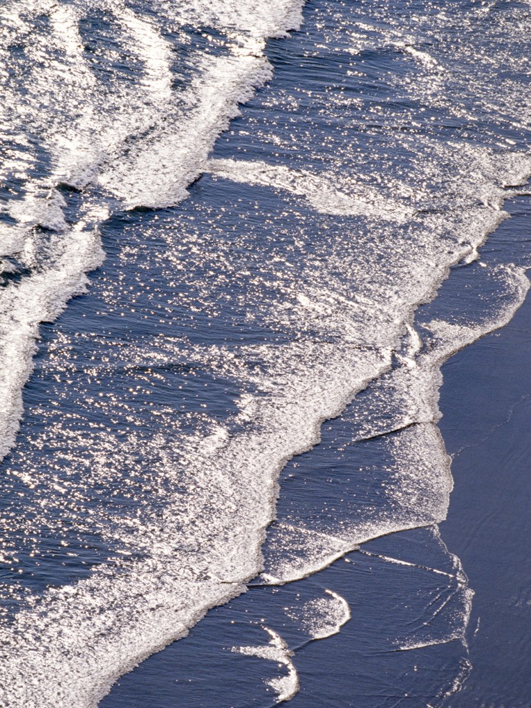 Heinrich Hecht, Newport 1 (Meer, Ozean, Wellen, Gischt, Seegang, Pazifik, Fotokunst, Vogelperspektive, Oregon, USA, Badezimmer, Treppenhaus, blau/weiß)