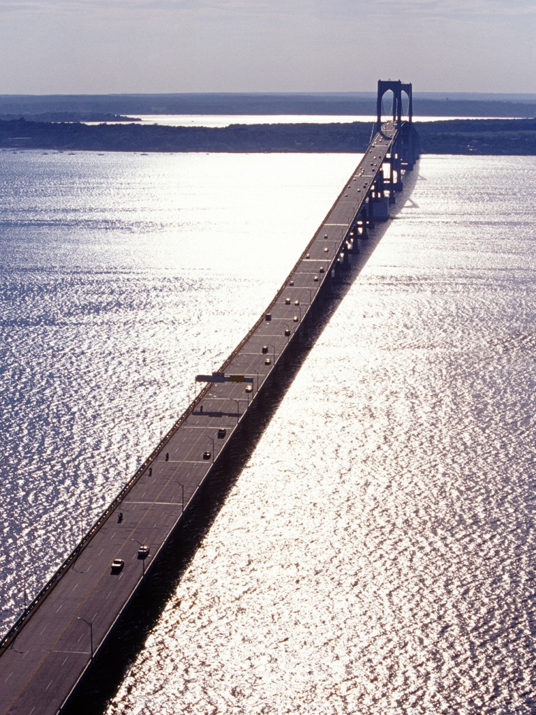 Heinrich Hecht, Newport 2 (Meer, Ozean, Brücke, Straße,  Pazifik, Fotokunst, Vogelperspektive, Oregon, USA, Badezimmer, Treppenhaus, bunt)