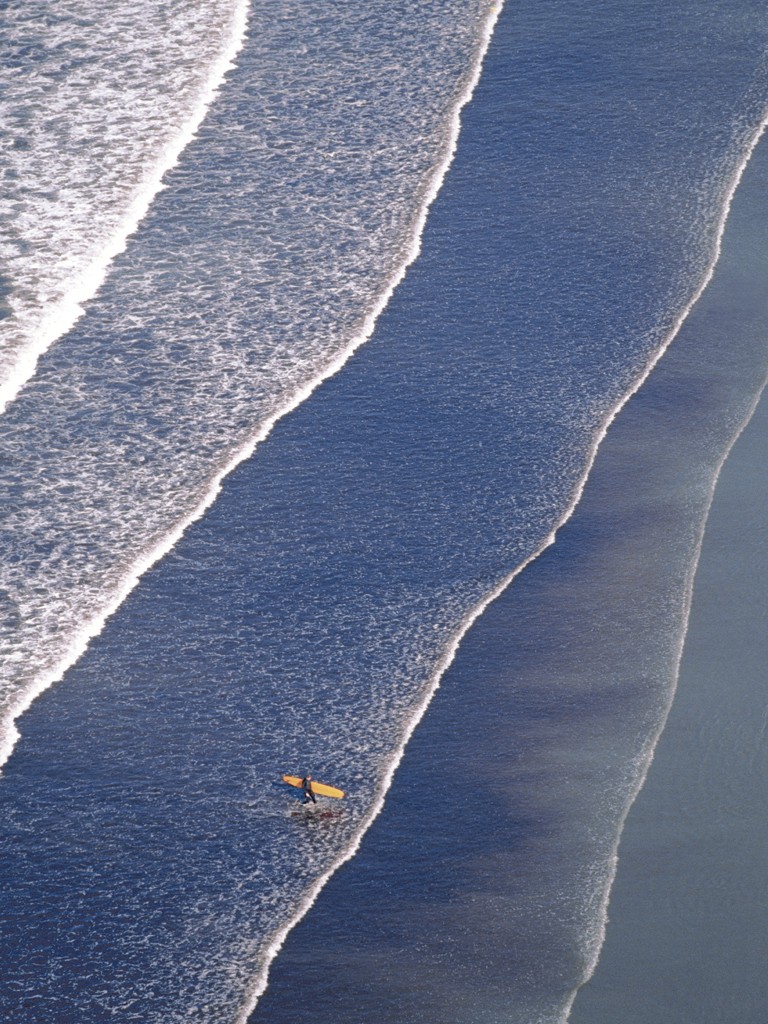Heinrich Hecht, Newport 3 (Meer, Ozean, Wellen, Surfer, Gischt, Seegang, Pazifik, Fotokunst, Vogelperspektive, Oregon, USA, Badezimmer, Treppenhaus, blau/weiß)