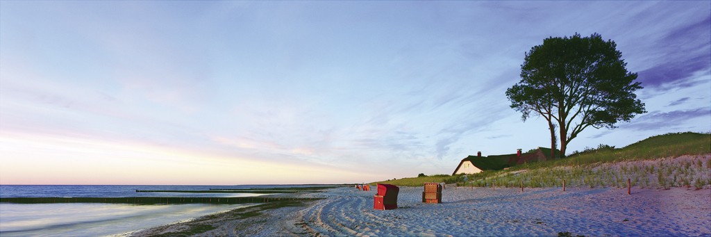 Heinrich Hecht, Strand und Körbe (Strand, Meer, Strandkörbe,  Sandstrand, maritim, Meeresbrise, Badezimmer, Treppenhaus, Wohnzimmer, Fotografie, bunt)