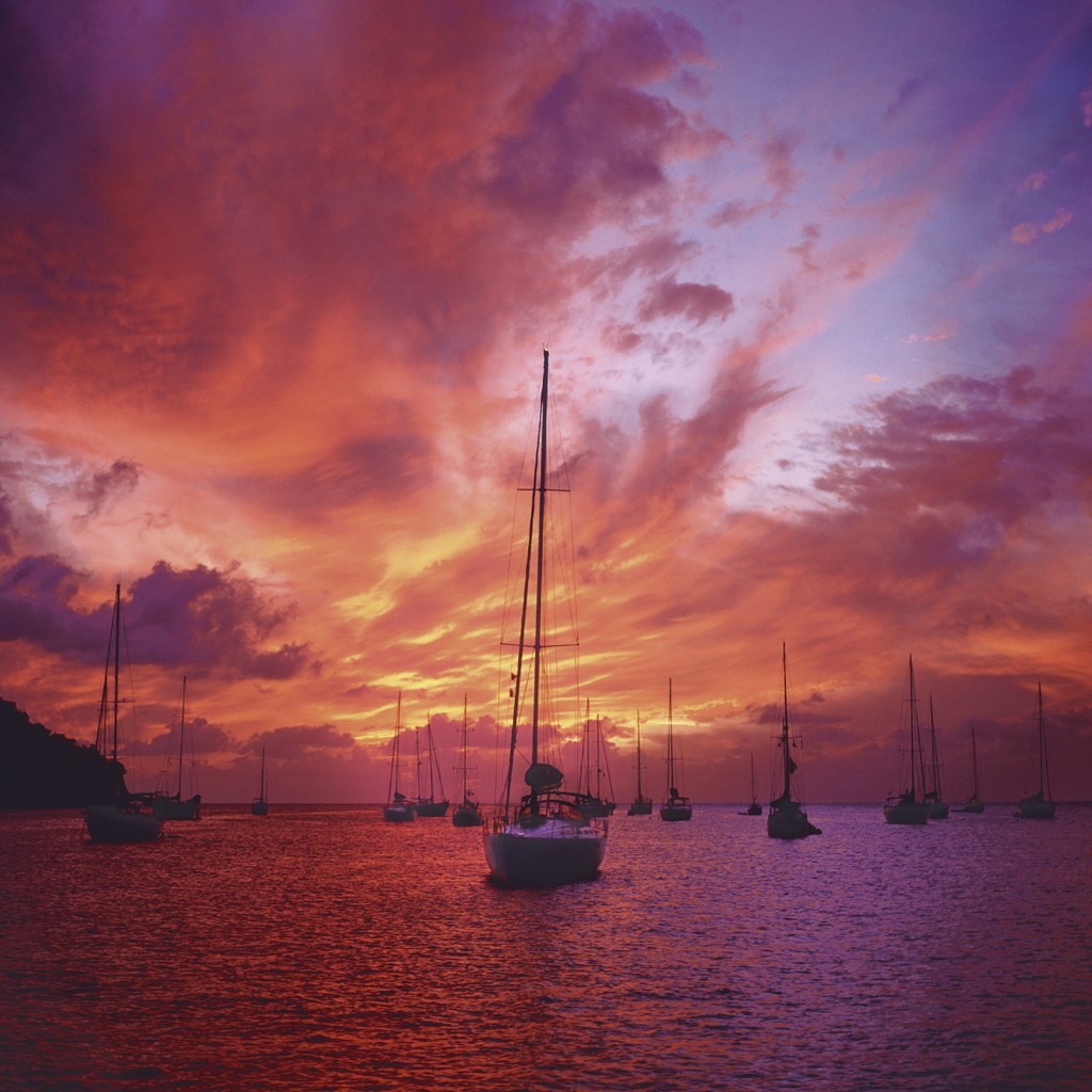 Heinrich Hecht, Sailor`s Delight (Segelboote, Meeresbrise, Hafen, maritim, Meer,  Sonnenuntergang,  Fotokunst, Badezimmer, Treppenhaus, bunt)