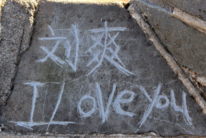 Hady Khandani, I LOVE YOU - ENGRAVED ON STONE (Grafity, Stein, China, Liebeserklärung, Fotografie, Wohnzimmer, Treppenhaus, Wunschgröße, bunt)