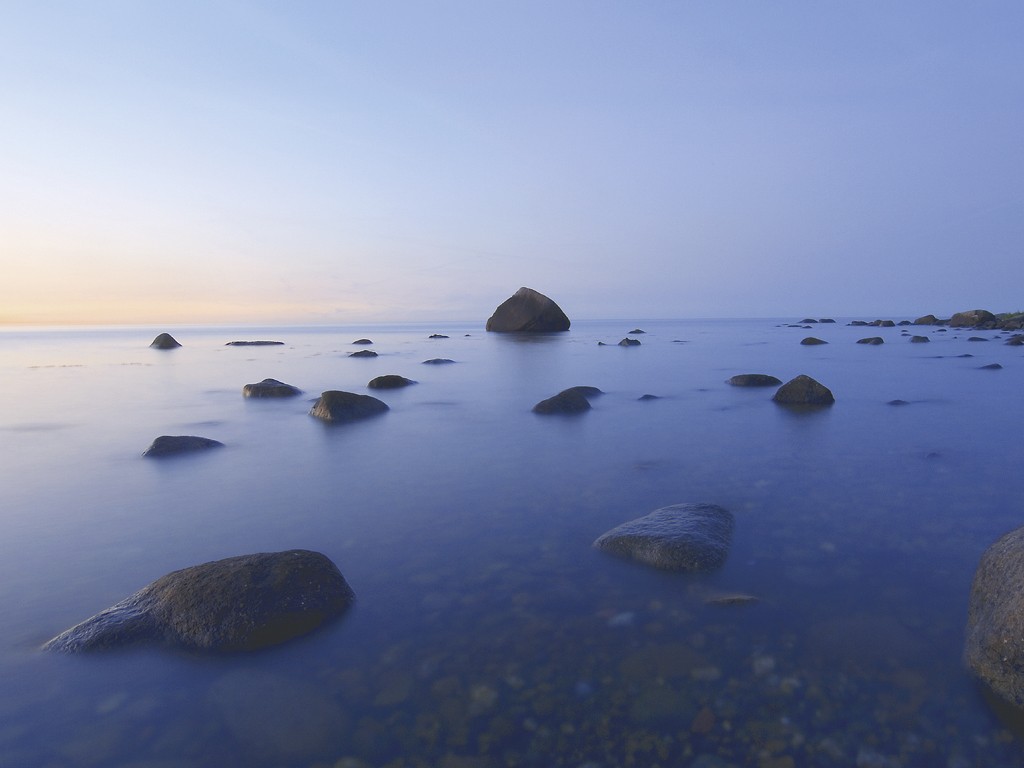 Mijo Jongebloed, Schwanenhals 1 (Natur & Landschaft, Felsen, Gestein, Meer, Felsbrocken, Meeresbrise, Sonnenuntergang, Wohnzimmer, Treppenhaus, Fotografie, bunt)