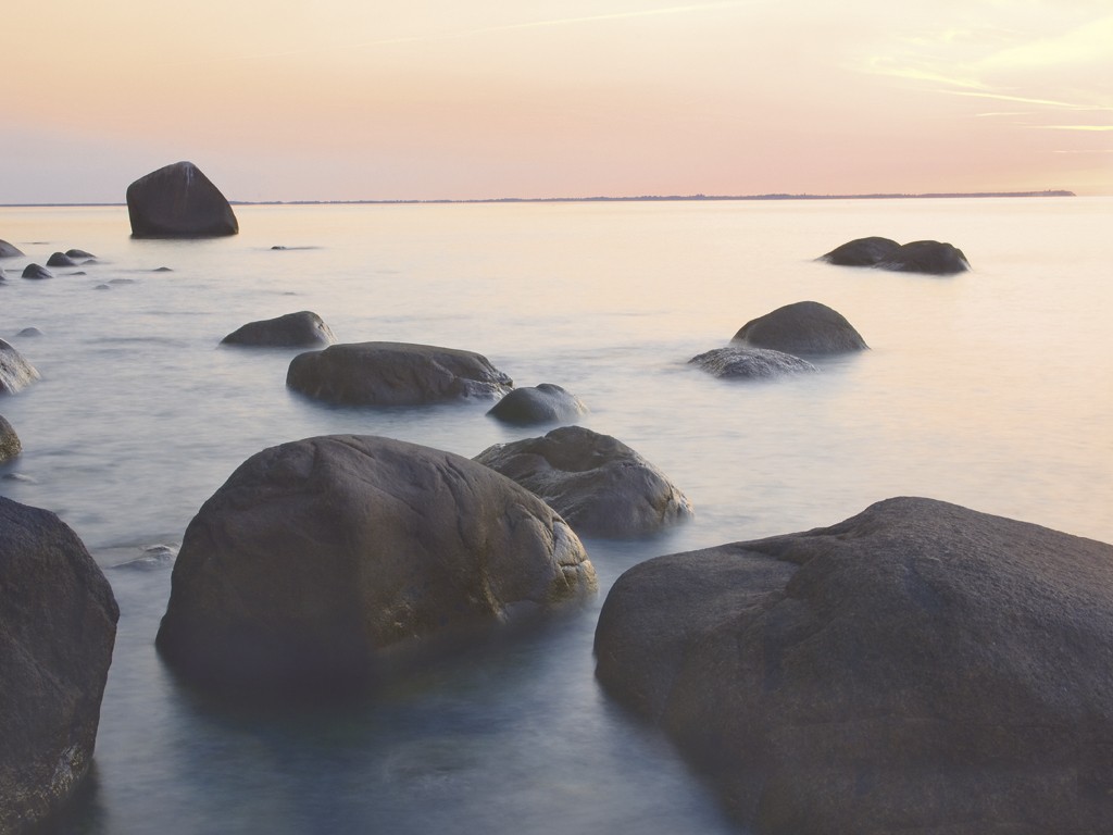 Mijo Jongebloed, Schwanenhals 4 (Natur & Landschaft, Felsen, Gestein, Meer, Felsbrocken, Meeresbrise, Sonnenuntergang, Wohnzimmer, Treppenhaus, Fotografie, bunt)