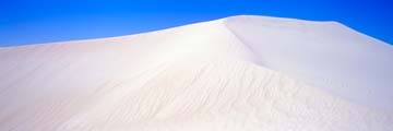 John Xiong, White Dunesn (Photokunst, Wunschgröße,  Landschaften, Sand, düne, weißer Sand, Himmel, Wohnzimmer, Treppenhaus, weiß/blau)