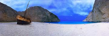 John Xiong, Shipwreck Beach, Greece (Meeresbrise, Strand, Sand, Traumstrand, Wrack, Schiff,  maritim, Hügel, Photografie, Wunschgröße, Badezimmer, Treppenhaus, bunt)