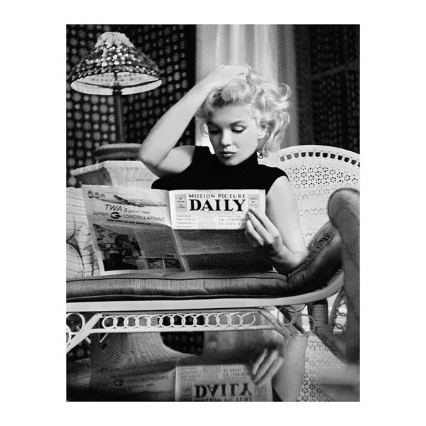Marilyn Monroe, Motion Picture Daily (Monroe, Diva, Starlett, Schauspielerin, Film, Kino, Portrait, Idol, Sexy, Zeitung lesend, Vintage, Fotokunst, Persönlichkeiten, Wohnzimmer, schwarz/weiß)