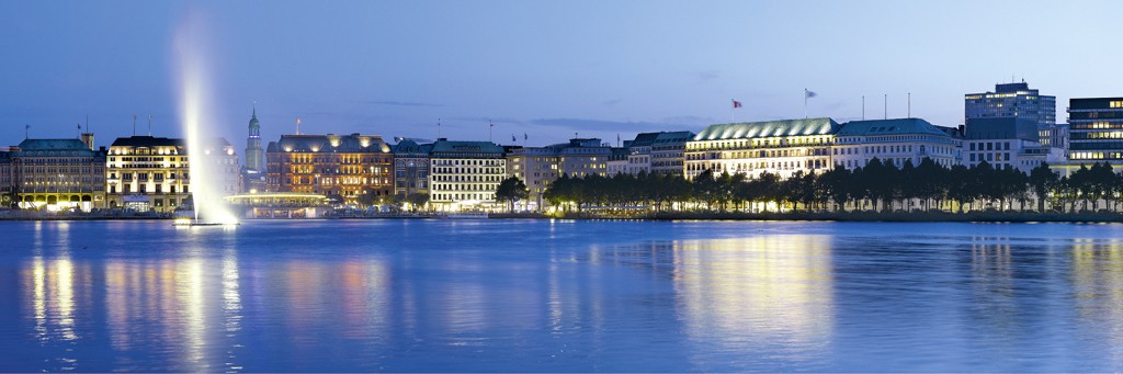 Stefan Klein, Blue Alster II (re) (Hamburg, Stadtansicht, Alster, Fluss, Abendszene, Dämmerung, Spiegelungen, Treppenhaus, Wohnzimmer, bunt)