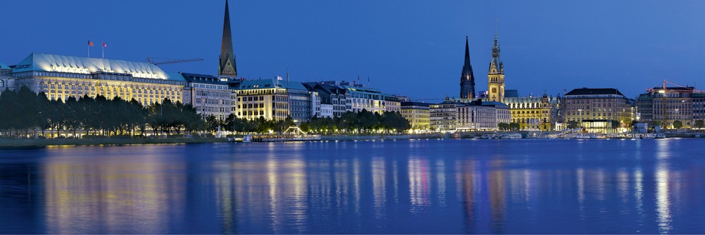 Stefan Klein, Blue Alster I (li) (Hamburg, Vedute, Stadtansicht, Alster, Fluss, Abendszene, Dämmerung, Spiegelungen, Treppenhaus, Wohnzimmer, bunt)