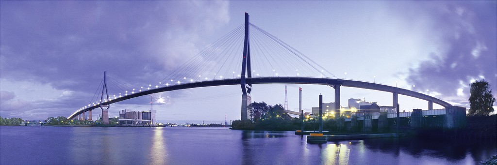 Henning Kramer, Hamburg Köhlbrandbrücke (Hafen, Brücke, Hamburg, Südelbe, Abendszene, Reflexionen, Fotokunst, Wohnzimmer, Treppenhaus, bunt)