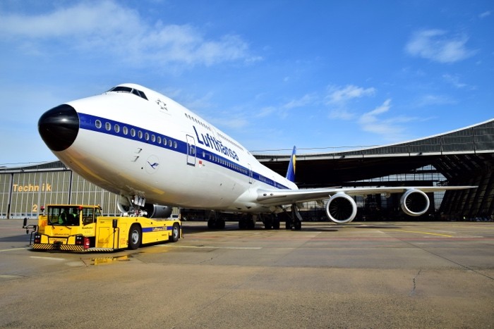 Hady Khandani, LUFTHANSA BOEING B747-8 D-ABYT RETRO WITH PUSHBACK TRUCK 6 (lughafen, Flugzeug, Boing, Rollfeld,  Hadyphoto, Wunschgröße, Fotografie, Wohnzimmer, Treppenhaus, bunt)