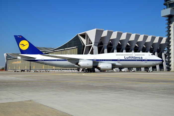 Hady Khandani, LUFTHANSA BOEING B747-8 RETRO D-ABYT - FRANKFURT AIRPORT (Frankfurt, Flughafen, Flugzeuge, Lufthansa, Boing, Rollfeld, Hadyphoto, Wunschgröße, Fotografie, Wohnzimmer, Treppenhaus, bunt)