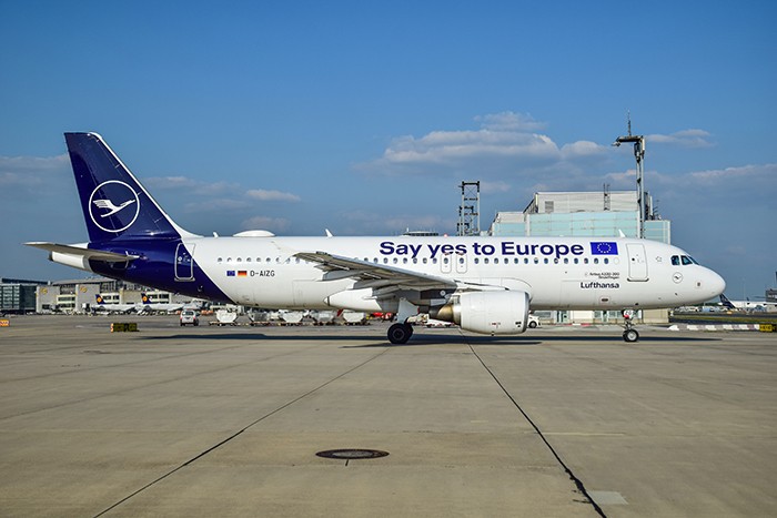 Konfiguration benutzen (Flugzeug, Lufthansa, Startbahn, Airbus, Motto, Say yes to europe, Fotografie, Wunschgröße, Wohnzimmer, bunt)