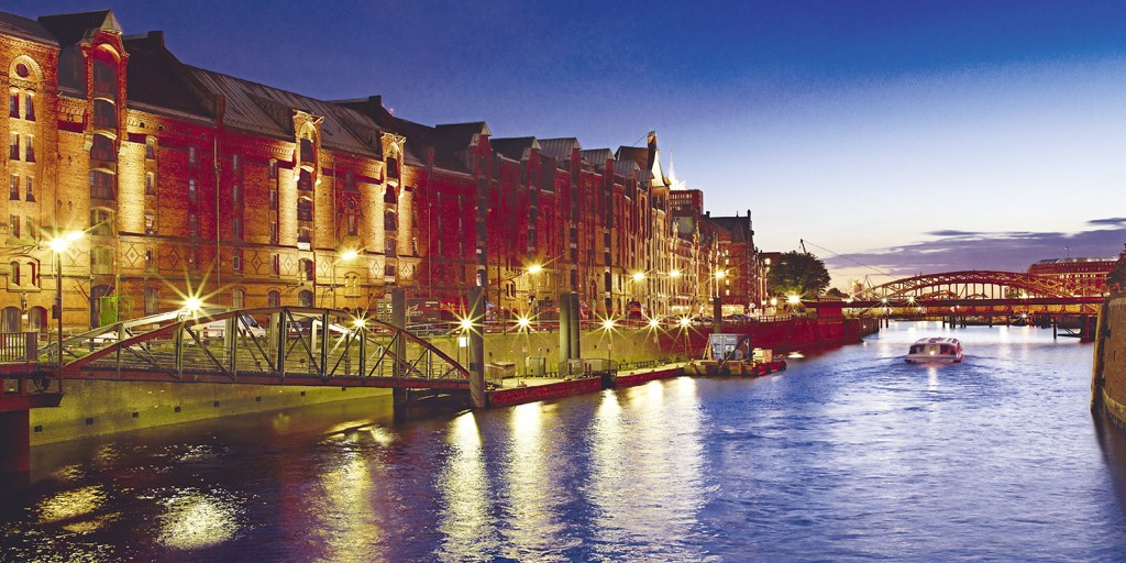 Dirk Masbaum, Speicherstadt Impression (Städte, Metropolen, Hamburg, Speicherstadt, Dämmerung, Reflexionen, Beleuchtung, Fotografie, Idylle, Wohnzimmer, bunt)