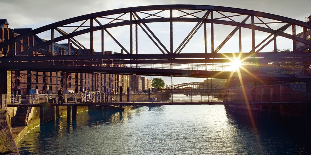 Dirk Masbaum, Brücken zur Speicherstadt (Städte, Metropolen, Hamburg,Brücke,  Speicherstadt, Sonne, Sonnenuntergang, Fotografie, Idylle, Wohnzimmer, bunt)