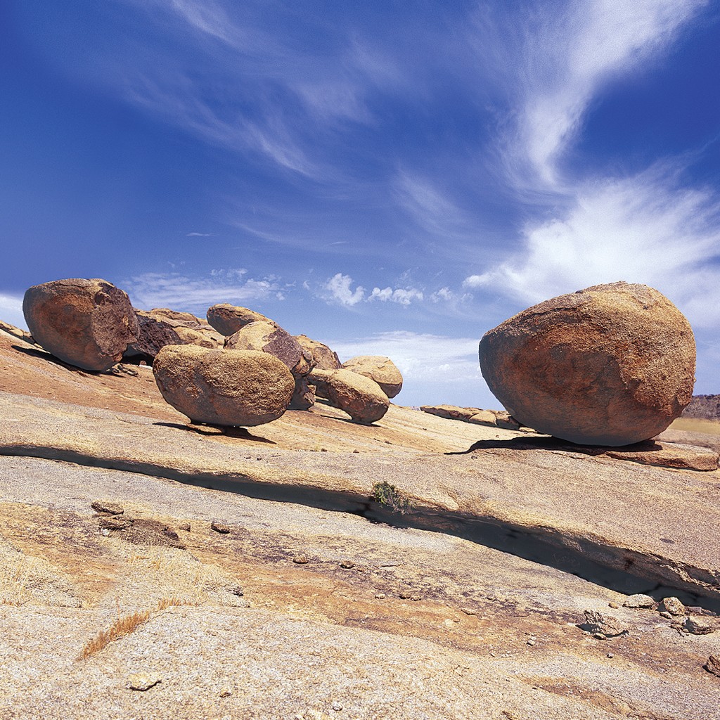 Dirk Masbaum, Gondwana (Natur & Landschaft, Steine, Findlinge, Schräglage, Trockenheit, Himmel, Fotografie, Wohnzimmer, Treppenhaus, bunt)