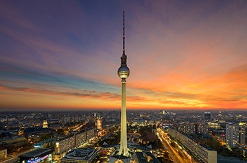 Michael Abid, Berlin Alexanderplatz Skyline (Berlin, Fernsehturm, Langer Lulatsch, Städte, Metropole, Sonnenuntergang, Luftbild, Panorama, Fotokunst, Wohnzimmer, Treppenhaus, Wunschgröße, bunt)