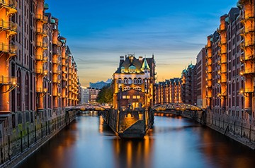 Michael Abid, Hamburg-Speicherstadt (Hamburg, Kanal, Speicherstadt, Wahrzeichen, Städte, Metropole, Sonnenuntergang, Wohnzimmer, Treppenhaus, Wunschgröße, Fotokunst, bunt)