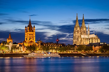 Michael Abid, Köln Skyline Bluehour (Köln, Dom, Wahrzeichen,Rhein, Abendszene, Metropole, Sonnenuntergang, Panorama, Fotokunst, Wohnzimmer, Treppenhaus, Wunschgröße, bunt)