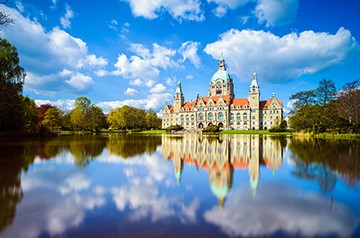 Michael Abid, Hannover Rathaus Maschteich (Hannover, See, Rathaus, Gebäude, Idylle, Städte, Sommertag, Luftbild, Panorama, Wohnzimmer, Treppenhaus, Wunschgröße, bunt)