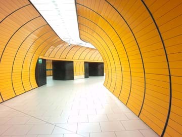 Micha Pawlitzki, U-Bahn Marienplatz, München (U-Bahn, Station, Architektur, modern, futuristisch, München, Photografie, Wunschgröße, Büro, Wohnzimmer, gelb)