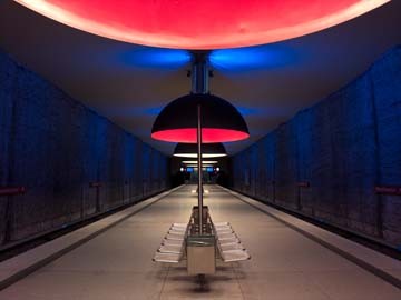 Micha Pawlitzki, U-Bahn Westfriedhof, München (U-Bahn, Station, Architektur, modern, futuristisch, München, Photografie, Wunschgröße, Büro, Wohnzimmer, bunt)