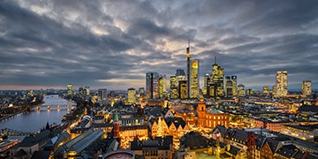 Michael Abid, Frankfurt Evening Skyline (Frankfurt, Skyline, Main, Fluss, Wolken, Himmel, Städte, Metropole, Abendszene, Luftbild, Panorama, Fotokunst, Wohnzimmer, Treppenhaus, Wunschgröße, bunt)