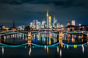 Michael Abid, Frankfurt Skyline (Frankfurt, Skyline, Main, Fluss, Brücke, Beleuchtung, Städte, Metropole, Nachtszene,  Panorama, Fotokunst, Wohnzimmer, Treppenhaus, Wunschgröße, bunt)