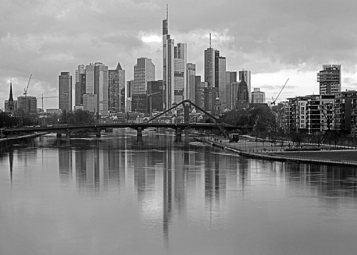 Hady Khandani, MONOCHROME - FRANKFURT SKYLINE - GERMANY (Skyline, moderne Architektur, Gebäude, Hochhäuser, Wolkenkratzer, Main, Fluss, Stadt, Frankfurt, Metropole,   Spiegelungen, Fotografie, Wohnzimmer, Treppenhaus, Büro, Wunschgröße, schwarz/weiß)